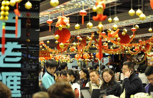 2月22日,在香港九龍一家商場的百老匯電器店內(nèi),內(nèi)地游客擠在柜臺前挑選商品。春節(jié)過后,內(nèi)地香港游團(tuán)費、酒店住宿費等大幅下降,眾多內(nèi)地游客選擇“錯峰出游”,為春節(jié)后的香港市場又添了一把火。新華社記者 黃曉勇 攝