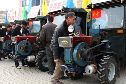 2月22日,駕駛員啟動政府發(fā)放的抗旱送水專用車,準(zhǔn)備開走。 當(dāng)日,廣西鳳山縣將14臺抗旱送水專用車發(fā)放給缺水鄉(xiāng)村。春節(jié)過后,遭受旱災(zāi)的鳳山縣仍未降雨,災(zāi)情仍在持續(xù)。到2月21日止,全縣仍有1.88萬人飲水困難,春耕生產(chǎn)受到嚴(yán)重影響,原來使用的灑水車、消防車已不能滿足送水的需要,為確保群眾生活用水,鳳山縣為每個(gè)災(zāi)區(qū)鄉(xiāng)村配發(fā)一至兩臺專用送水車。新華社發(fā)(周恩革 攝)