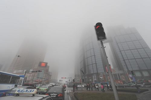 2月24日,青島市香港中路的高樓籠罩在大霧中。2月23日以來,一場持續(xù)大霧籠罩青島,市區(qū)能見度不到100米,沿海區(qū)域能見度只有50米,海上交通全部中斷。青島市氣象臺連續(xù)發(fā)布大霧橙色預(yù)警信號,提醒市民出行安全。就氣象部門監(jiān)測數(shù)據(jù)來看,這是今年島城遭遇最大的一場霧,青島霧季一般在3月底4月初來臨,此種強度的霧出現(xiàn)在2月份較為罕見。新華社記者 李紫恒 攝