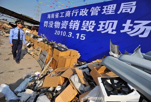 3月15日,工作人員正在對(duì)罰沒(méi)物資進(jìn)行分類(lèi)。當(dāng)日,海南省工商行政管理局舉行罰沒(méi)物資銷(xiāo)毀活動(dòng),現(xiàn)場(chǎng)集中銷(xiāo)毀罰沒(méi)物資6萬(wàn)多件,價(jià)值35萬(wàn)元;回收物品8萬(wàn)余件,價(jià)值370多萬(wàn)元。新華社記者 郭程 攝