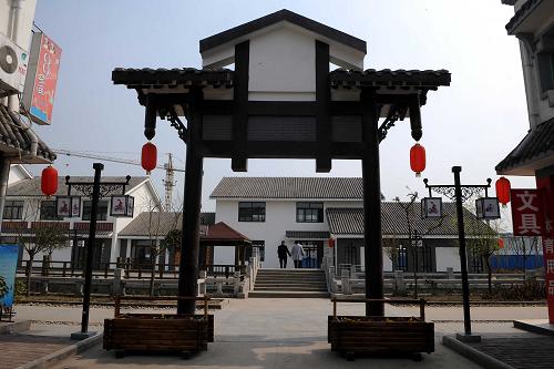 這是蘇州市援建的綿竹市孝德鎮(zhèn)水街一角(3月11日攝)。汶川地震兩周年即將到來(lái),江蘇省蘇州市對(duì)口援建地震極重災(zāi)區(qū)四川省綿竹市的大部分項(xiàng)目即將完工。蘇州市在對(duì)口援建中,將蘇州園林風(fēng)格與川西民居風(fēng)格相融合,為綿竹市打造了一個(gè)個(gè)實(shí)用而美麗的公共建筑。新華社記者 陳?ài)?攝