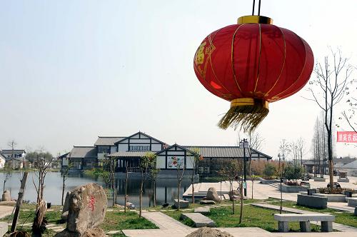 這是蘇州市援建的綿竹年畫(huà)產(chǎn)業(yè)基地外景(3月16日攝)。汶川地震兩周年即將到來(lái),江蘇省蘇州市對(duì)口援建地震極重災(zāi)區(qū)四川省綿竹市的大部分項(xiàng)目即將完工。蘇州市在對(duì)口援建中,將蘇州園林風(fēng)格與川西民居風(fēng)格相融合,為綿竹市打造了一個(gè)個(gè)實(shí)用而美麗的公共建筑。新華社記者陳?ài)茢z