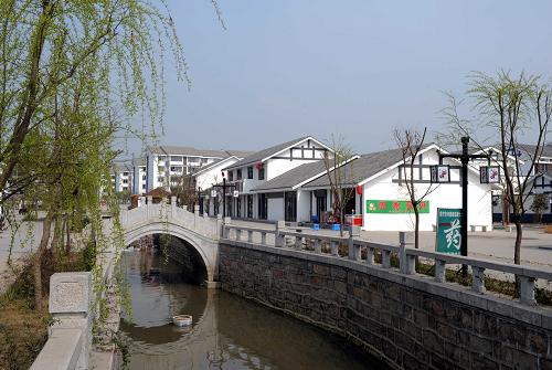這是蘇州市援建的綿竹市孝德鎮(zhèn)水街一角(3月11日攝)。汶川地震兩周年即將到來(lái),江蘇省蘇州市對(duì)口援建地震極重災(zāi)區(qū)四川省綿竹市的大部分項(xiàng)目即將完工。蘇州市在對(duì)口援建中,將蘇州園林風(fēng)格與川西民居風(fēng)格相融合,為綿竹市打造了一個(gè)個(gè)實(shí)用而美麗的公共建筑。新華社記者陳?ài)茢z
