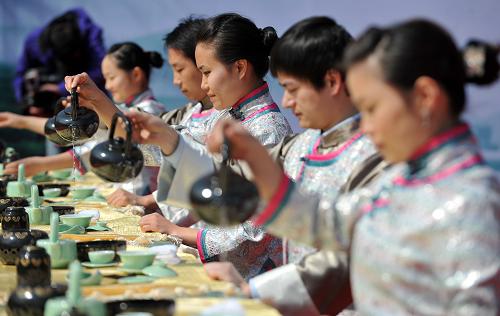 3月26日,茶藝師在開幕現(xiàn)場(chǎng)展示“西湖茶禮”。當(dāng)日,為期一個(gè)月的2010西湖國(guó)際茶文化博覽會(huì)在杭州開幕。博覽會(huì)上,福建安溪鐵觀音、杭州西湖龍井、福建武夷巖茶(大紅袍)、安徽祈門紅茶等十大中國(guó)傳統(tǒng)名茶被正式授牌,成為入選上海世博會(huì)聯(lián)合國(guó)館的“中國(guó)世博十大名茶”?;顒?dòng)當(dāng)天還舉行了十大名茶的現(xiàn)場(chǎng)沖泡茶藝展示、品茗等系列活動(dòng)。新華社記者 王定昶 攝