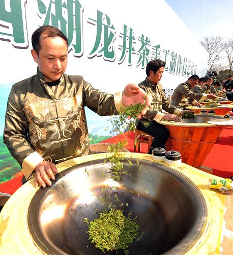 3月26日,來(lái)自杭州西湖龍井茶保護(hù)區(qū)的各位炒茶高手在開幕現(xiàn)場(chǎng)展示西湖龍井茶炒茶技藝。當(dāng)日,為期一個(gè)月的2010西湖國(guó)際茶文化博覽會(huì)在杭州開幕。博覽會(huì)上,福建安溪鐵觀音、杭州西湖龍井、福建武夷巖茶(大紅袍)、安徽祈門紅茶等十大中國(guó)傳統(tǒng)名茶被正式授牌,成為入選上海世博會(huì)聯(lián)合國(guó)館的“中國(guó)世博十大名茶”?;顒?dòng)當(dāng)天還舉行了十大名茶的現(xiàn)場(chǎng)沖泡茶藝展示、品茗等系列活動(dòng)。新華社記者 王定昶 攝