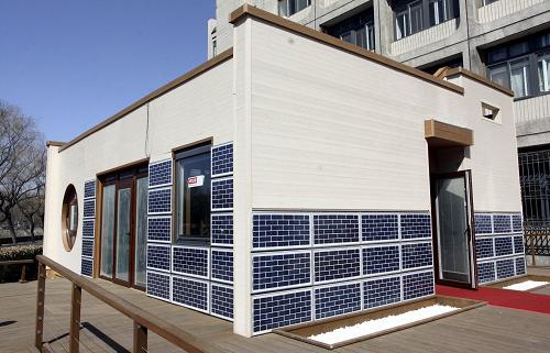 3月25日,“零能耗”未來小屋在天津大學(xué)落成。當(dāng)日,一座完全依靠太陽能作為能源,利用高科技自動調(diào)節(jié)控制而實(shí)現(xiàn)“零能耗”、“恒溫”、“恒濕”的“未來小屋”在天津大學(xué)建筑學(xué)院南側(cè)落成。這座取名為“向日葵”的“未來小屋”將于今年6月出征西班牙馬德里參加2010年“太陽能十項全能競賽”。新華社發(fā)(李想 攝)