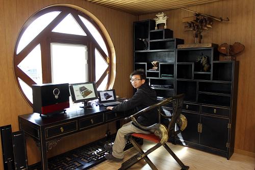 3月25日,一名工作人員在“未來小屋”中上網(wǎng)辦公。當(dāng)日,一座完全依靠太陽能作為能源,利用高科技自動調(diào)節(jié)控制而實(shí)現(xiàn)“零能耗”、“恒溫”、“恒濕”的“未來小屋”在天津大學(xué)建筑學(xué)院南側(cè)落成。這座取名為“向日葵”的“未來小屋”將于今年6月出征西班牙馬德里參加2010年“太陽能十項全能競賽”。新華社發(fā)(李想 攝)