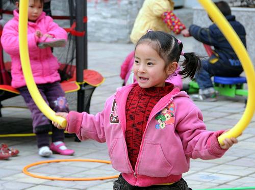 一名小學(xué)生在新建的學(xué)校內(nèi)玩耍(3月26日攝)。山東省援建北川中小學(xué)校共計22所,除縣城3所學(xué)校在建外,分布在鄉(xiāng)鎮(zhèn)的19所學(xué)校目前已全部建成并交付使用。新華社記者 王海鷹 攝