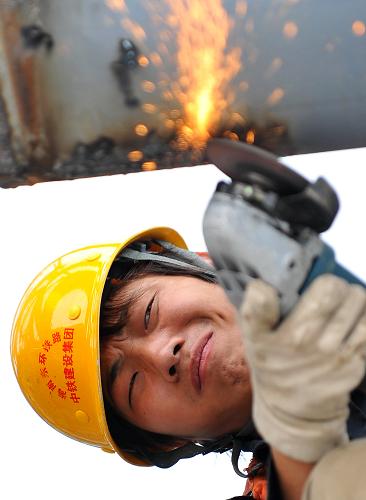 4月2日,工作人員在東環(huán)鐵路??跂|站施工現(xiàn)場工作。記者近日從負(fù)責(zé)海南東環(huán)鐵路建設(shè)的中鐵十七局獲悉,東環(huán)鐵路??诙螣o砟雙軌鋪設(shè)工作將于4月底完工,計劃5月30日前完成東環(huán)鐵路的全線鋪軌任務(wù),預(yù)計10月份將開始試運行。東環(huán)鐵路是海南省與鐵道部聯(lián)合投資的城際軌道交通工程,2007年9月開工,線路全長308公里,總投資達(dá)202億元。建成后,??谥寥齺唭H需90分鐘。新華社記者 郭程 攝