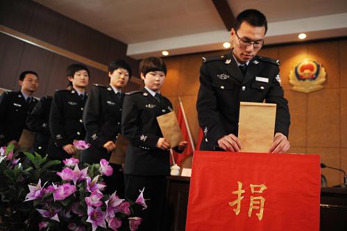 4月19日,新疆司法警官學(xué)校師生為災(zāi)區(qū)捐款。青海玉樹發(fā)生強(qiáng)烈地震后,新疆社會各界各族群眾紛紛捐款捐物,向?yàn)?zāi)區(qū)人民表達(dá)愛心。截至19日17時(shí),新疆慈善總會共收到救災(zāi)捐款現(xiàn)金21.5萬元,物資總價(jià)值5.3萬余元。新華社記者 王菲 攝