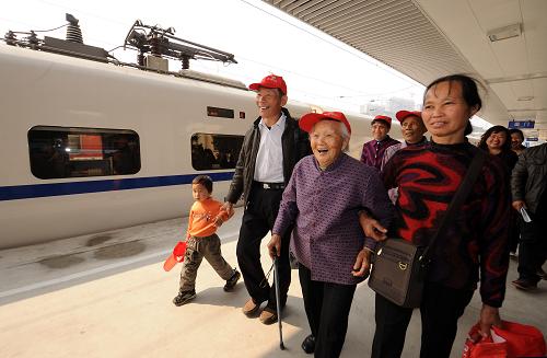 4月26日,福建莆田93歲的徐金玉老人(左三)與家人在廈門火車站首次乘坐動(dòng)車。 當(dāng)日,總投資152.59億元、全長(zhǎng)274.9公里的福(州)廈(門)高速鐵路正式開通運(yùn)營(yíng)。這條鐵路的通車運(yùn)營(yíng),使福廈之間鐵路運(yùn)行時(shí)間從原來中轉(zhuǎn)繞行所需的11個(gè)小時(shí)縮短到目前的1.5個(gè)小時(shí)。新華社記者 姜克紅 攝
