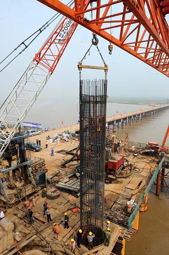 5月3日拍攝的鄭州桃花峪黃河大橋工程施工工地。鄭州桃花峪黃河公路大橋工程日前全面展開(kāi)。鄭州桃花峪黃河公路大橋是河南鄭州市境內(nèi)規(guī)劃的第四座跨黃河公路大橋,設(shè)計(jì)全長(zhǎng)7691.5米,全線(xiàn)采用雙向六車(chē)道高速公路技術(shù)標(biāo)準(zhǔn),工程計(jì)劃于2013年4月完工。新華社記者 朱祥 攝