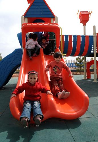5月6日,內(nèi)蒙古自治區(qū)鄂爾多斯市伊金霍洛旗札薩克鎮(zhèn)幼兒園孩子在課間玩耍。從2010年開(kāi)始,內(nèi)蒙古鄂爾多斯市在落實(shí)國(guó)家確保義務(wù)教育經(jīng)費(fèi)機(jī)制的前提下,對(duì)全市的蒙古族學(xué)生3年幼兒園、6年小學(xué)、6年中學(xué)直至4年大學(xué)本科畢業(yè),實(shí)行19年的免費(fèi)教育。目前鄂爾多斯市除了對(duì)幼兒園的蒙古語(yǔ)授課幼兒每人每月免除240元的保教費(fèi)、讀物費(fèi)外,還每月補(bǔ)助120元伙食費(fèi);對(duì)中學(xué)生除“兩免一補(bǔ)”外,每年還補(bǔ)助200元交通費(fèi),并且減免中考、高考考務(wù)費(fèi);對(duì)考取???、普通本科和國(guó)家重點(diǎn)本科院校的蒙古族學(xué)生,每人每年分別提供3000元、5000元和7000元的補(bǔ)助費(fèi)。新華社記者 張領(lǐng) 攝