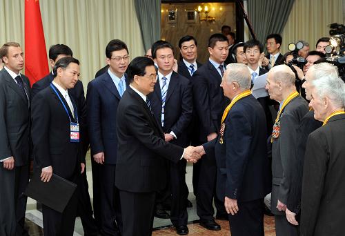 5月8日,中國國家主席胡錦濤在莫斯科會(huì)見曾參加中國人民抗日戰(zhàn)爭東北戰(zhàn)場戰(zhàn)斗的俄羅斯老戰(zhàn)士代表。 新華社記者 饒愛民 攝