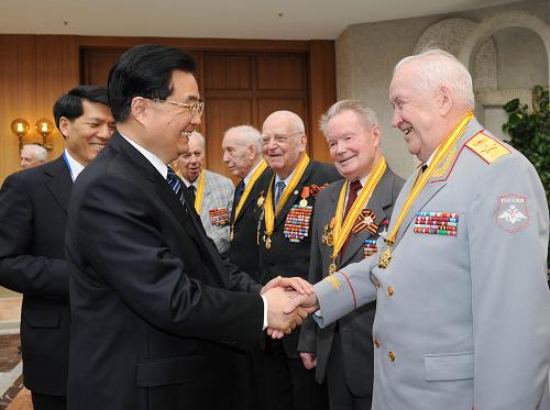 5月8日,中國國家主席胡錦濤在莫斯科會(huì)見曾參加中國人民抗日戰(zhàn)爭東北戰(zhàn)場戰(zhàn)斗的俄羅斯老戰(zhàn)士代表。 新華社記者 饒愛民 攝