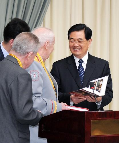 5月8日,中國國家主席胡錦濤在莫斯科會(huì)見曾參加中國人民抗日戰(zhàn)爭東北戰(zhàn)場戰(zhàn)斗的俄羅斯老戰(zhàn)士代表。 新華社記者 饒愛民 攝