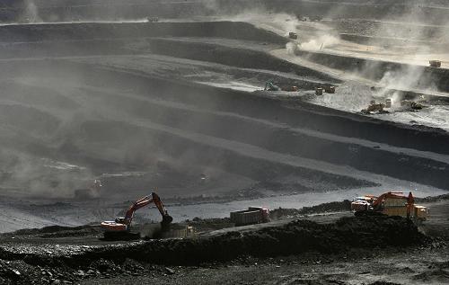 正在開采中的新疆準(zhǔn)噶爾盆地東部特大露天煤礦(5月8日攝)。位于準(zhǔn)噶爾盆地東部的新疆富蘊(yùn)縣工業(yè)園區(qū),是新疆4大煤炭基地中資源富集地之一。隨著煤炭?jī)?chǔ)量的逐步探明以及交通、水利設(shè)施的配備到位,目前國(guó)內(nèi)一些大型企業(yè)紛紛入駐新疆“煤海”準(zhǔn)東盆地開發(fā)煤炭資源,在準(zhǔn)東五彩灣礦區(qū)已開掘4處大型露天煤礦,目前準(zhǔn)東已吸引神華、潞安、魯能等40多家國(guó)內(nèi)大型企業(yè)入駐,各種煤電和煤化工項(xiàng)目已超過(guò)60個(gè),預(yù)計(jì)投資近3000億元。新華社記者 沈橋 攝