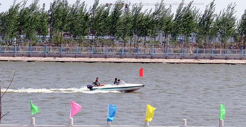 5月10日,濕地管理者在天津武清區(qū)大黃堡燕王湖生態(tài)旅游島檢查水面。“五一”期間開(kāi)放的燕王湖濕地生態(tài)園位于天津武清區(qū)大黃堡濕地自然保護(hù)區(qū)內(nèi),占地40畝,人們可在此觀賞珍稀水鳥(niǎo)及野生動(dòng)物。天津大黃堡濕地自然保護(hù)區(qū)是華北地區(qū)大型蘆葦濕地和珍稀水鳥(niǎo)棲息地,目前保護(hù)區(qū)11200公頃范圍內(nèi)有國(guó)家1、2級(jí)野生動(dòng)物30多種,國(guó)家1級(jí)保護(hù)鳥(niǎo)類4種。新華社記者 馬平 攝