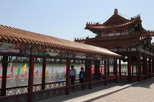 5月10日,游客在天津武清區(qū)濕地生態(tài)園內(nèi)游玩。 “五一”期間開(kāi)放的燕王湖濕地生態(tài)園位于天津武清區(qū)大黃堡濕地自然保護(hù)區(qū)內(nèi),占地40畝,人們可在此觀賞珍稀水鳥(niǎo)及野生動(dòng)物。天津大黃堡濕地自然保護(hù)區(qū)是華北地區(qū)大型蘆葦濕地和珍稀水鳥(niǎo)棲息地,目前保護(hù)區(qū)11200公頃范圍內(nèi)有國(guó)家1、2級(jí)野生動(dòng)物30多種,國(guó)家1級(jí)保護(hù)鳥(niǎo)類4種。新華社記者 馬平 攝