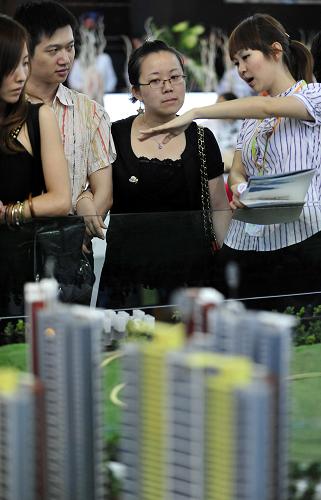 銷售人員在2010中國(深圳)春季房地產(chǎn)交易會上為參觀者介紹樓盤情況(5月1日攝)。當(dāng)日,國家統(tǒng)計(jì)局發(fā)布的1-4月全國房地產(chǎn)市場運(yùn)行情況顯示,2010年4月份,全國70個大中城市房屋銷售價格同比上漲12.8%,其中新建住宅銷售價格同比上漲15.4%,商品住宅銷售價格上漲17.3%。新華社記者 陳曄華 攝