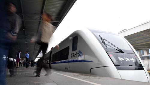 5月12日,從成都至都江堰的“和諧號(hào)”動(dòng)車組列車準(zhǔn)備出發(fā)。當(dāng)日,成都至都江堰鐵路正式開通運(yùn)營,這對(duì)加快四川省和成都市災(zāi)后重建,進(jìn)一步恢復(fù)和開發(fā)青城山——都江堰旅游資源,促進(jìn)災(zāi)區(qū)經(jīng)濟(jì)社會(huì)發(fā)展將起到巨大的推動(dòng)作用。成都至都江堰鐵路工程是汶川地震后,鐵道部與四川省簽訂的第一個(gè)災(zāi)后重建重點(diǎn)基礎(chǔ)設(shè)施項(xiàng)目。鐵路運(yùn)營里程65公里,起于成都火車北站,止于都江堰市青城山站。開行“和諧號(hào)”動(dòng)車組列車,最高時(shí)速220公里,全程運(yùn)行時(shí)間為半小時(shí)左右。新華社記者 陳凱 攝