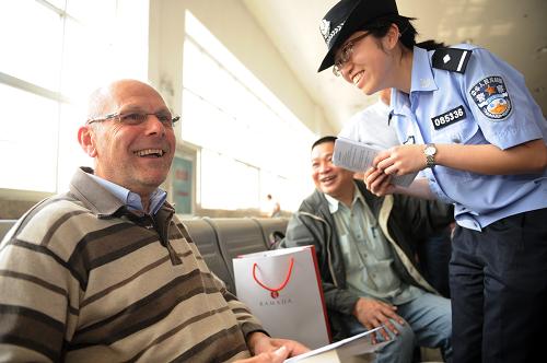 5月12日,鐵路民警為來自英國倫敦的游客艾東尼提供引導服務。當日,杭州火車站派出所民警來到火車站,向旅客發(fā)放鐵道部、公安部關(guān)于世博期間旅客乘坐進滬列車相關(guān)規(guī)定的宣傳單,并為旅客提供引導和咨詢服務。為確保上海世博會舉辦期間旅客乘坐火車安全有序,浙江鐵路公安機關(guān)確定了以杭州、杭州南、寧波、嘉興等6個車站為重點鐵路口岸,以進(經(jīng))滬為重點列車和線路區(qū)段進行流動打擊整治等專項行動,密織“環(huán)滬護城河”鐵路安全網(wǎng),共投入安保力量3500余人次,通過身份查詢綜合系統(tǒng)對比人員46.3萬人、檢查進滬列車1830列。新華社記者 王小川 攝