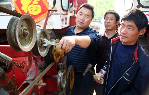 5月12日,山東省郯城縣郯城鎮(zhèn)紅青農(nóng)機(jī)服務(wù)合作社農(nóng)機(jī)手維護(hù)機(jī)器準(zhǔn)備出征。當(dāng)日起,山東省郯城縣1000余臺(tái)安裝有秸稈切碎裝置的收割機(jī)將陸續(xù)前往河南、安徽、湖北等地進(jìn)行跨區(qū)麥?zhǔn)兆鳂I(yè)。山東省郯城縣農(nóng)機(jī)部門組織技術(shù)人員深入到村,舉辦培訓(xùn)班,送發(fā)跨區(qū)作業(yè)證,為機(jī)手備戰(zhàn)跨區(qū)作業(yè)提供服務(wù)。新華社發(fā)(張春雷 攝)