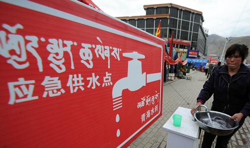 5月12日,一位居民在玉樹災(zāi)區(qū)結(jié)古鎮(zhèn)的一處應(yīng)急供水點接水。經(jīng)過近一個月的艱苦奮戰(zhàn),青海玉樹抗震救災(zāi)工作全面轉(zhuǎn)入安置群眾、恢復(fù)秩序、災(zāi)后重建的新階段。目前,玉樹地震災(zāi)區(qū)群眾安置工作井然有序,重建工作正加緊進行。根據(jù)災(zāi)后重建的目標(biāo)要求,玉樹將被打造成為高原生態(tài)型商貿(mào)旅游城市和三江源地區(qū)的中心城市。新華社記者 侯德強 攝