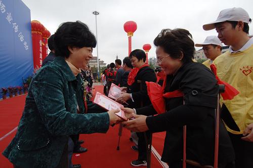 5月14日,一些農(nóng)村貧困殘疾人“自強模范”受到表彰。當日,重慶市榮昌縣開展“全國助殘日”系列宣傳活動,社會各界的愛心人士在活動現(xiàn)場向農(nóng)村貧困殘疾人捐贈了40輛愛心輪椅和30余萬元的善款,讓關(guān)愛的陽光照亮每個殘疾人的心靈。5月16日是我國第20個“全國助殘日”,今年的主題是“加大扶持與救助力度,幫扶農(nóng)村貧困殘疾人”。新華社記者 陳誠 攝