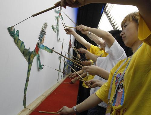 5月14日,皮影戲演員在表演經(jīng)典劇目《三打白骨精》。當(dāng)日,上海世博會河北活動周正式啟動,河北唐山皮影劇團在世博園區(qū)內(nèi)的寶鋼大舞臺為游客獻(xiàn)上《鶴與龜》《三打白骨精》等劇目。被譽為“冀東文藝三枝花”之一的唐山皮影戲發(fā)源于古灤州,已有大約千年歷史,因其影人、道具用驢皮精雕而成,故又稱“驢皮影”,是融光影、美術(shù)、雕刻、舞蹈、說唱等為一體的綜合性表演藝術(shù)。新華社記者 裴鑫 攝