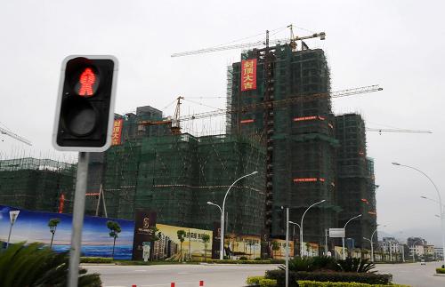 這是福建省縣級市福清城區(qū)一處在建的商品房項(xiàng)目(5月13日攝)。一線大城市房價(jià)正在苦苦掙扎,二、三線城市悄然躍上前臺。隨著開發(fā)商加快在二、三線城市的布局,部分縣市房價(jià)、地價(jià)出現(xiàn)了較快的漲勢。業(yè)內(nèi)人士及專家認(rèn)為,二、三線城市房地產(chǎn)升溫值得警惕,必須通過健全與完善房地產(chǎn)各項(xiàng)管理制度,防范二、三線城市房價(jià)、地價(jià)“跟風(fēng)”快漲,重蹈一線城市“覆轍”。新華社記者 來建強(qiáng) 攝