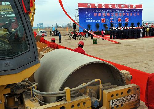 5月14日,臺灣見龍化學(xué)工業(yè)股份有限公司投資的16萬噸可發(fā)性聚苯乙烯(簡稱EPS)項目工程開工典禮在新疆克拉瑪依市舉行。該項目總投資2900萬美元,建成后可充分利用新疆獨山子石化提供的上游資源,年產(chǎn)16萬噸EPS。EPS是一種良好的節(jié)能保溫、包裝緩沖材料,具有導(dǎo)熱系數(shù)低、隔音、防震等優(yōu)點。新華社記者 江文耀 攝