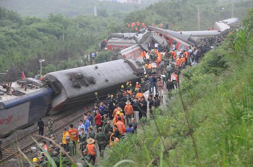 5月23日,現(xiàn)場正在緊急救援。當日,2時10分,因連日降雨造成山體滑坡掩埋線路,由上海南開往桂林的K859次(編組17輛)旅客列車,運行至江西省境內(nèi)滬昆鐵路余江至東鄉(xiāng)間(K699+700米處),發(fā)生脫線事故,機車及機后第1至9位車輛脫線,中斷上下行線路行車。目前,初步確認3人死亡、10人受傷。事故正在進一步清理中。新華社記者 陳春園 攝