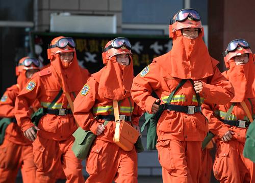 5月25日,一隊武警內(nèi)蒙古興安盟森林支隊?wèi)?zhàn)士在拉練中。春季防火期以來,擔(dān)負(fù)大興安嶺南部5000多萬畝森林草原防火任務(wù)的武警內(nèi)蒙古森林總隊興安盟森林支隊實施“靠前駐防、警地聯(lián)動”措施、調(diào)集精銳部隊分赴白狼、五岔溝、阿爾山等重點(diǎn)防火區(qū)林中駐防,部隊按照“集中用兵、合理部署、地空結(jié)合,重點(diǎn)撲救、速戰(zhàn)速決”的思路,全面掌握火場信息,加強(qiáng)特殊環(huán)境撲火演練和邊境防火隔離帶建設(shè),嚴(yán)防中蒙邊境春季入境火。新華社記者 張領(lǐng) 攝