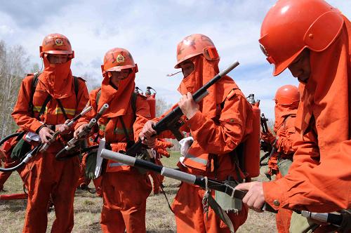 5月25日,武警內(nèi)蒙古興安盟森林支隊?wèi)?zhàn)士在白狼林區(qū)整裝。春季防火期以來,擔(dān)負(fù)大興安嶺南部5000多萬畝森林草原防火任務(wù)的武警內(nèi)蒙古森林總隊興安盟森林支隊實施“靠前駐防、警地聯(lián)動”措施、調(diào)集精銳部隊分赴白狼、五岔溝、阿爾山等重點(diǎn)防火區(qū)林中駐防,部隊按照“集中用兵、合理部署、地空結(jié)合,重點(diǎn)撲救、速戰(zhàn)速決”的思路,全面掌握火場信息,加強(qiáng)特殊環(huán)境撲火演練和邊境防火隔離帶建設(shè),嚴(yán)防中蒙邊境春季入境火。新華社記者 張領(lǐng) 攝