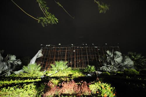 7月16日晚,三亞主干道的一處戶外廣告牌被臺風刮得支離破碎。新華社發(fā)(徐勤濤 攝)