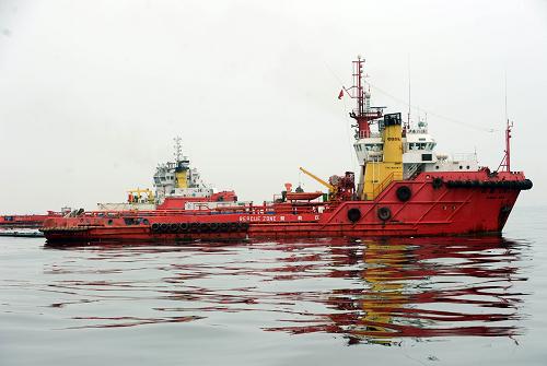 7月19日,在受污染海域,中海石油環(huán)保服務(wù)有限公司的清污船舶正在清除油污作業(yè)。新華社記者 李鋼 攝