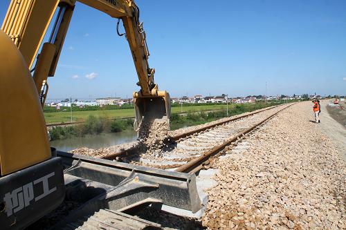 9月24日,在海洋鐵路建設(shè)施工現(xiàn)場(chǎng),工程機(jī)械對(duì)剛鋪軌的路基進(jìn)行加固作業(yè)。日前,中鐵二十局承建的海(安)洋(口)鐵路工程進(jìn)入全線軌道鋪設(shè)階段。位于江蘇南通境內(nèi)的海洋鐵路連接海安縣和如東縣洋口港,于2008年10月28日開工建設(shè),預(yù)計(jì)2010年4月全面建成通車。新華社發(fā)(徐瑞平 攝)