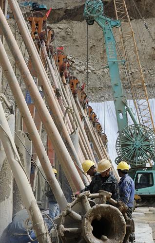 9月24日,中國水電基礎(chǔ)局工人正在建設(shè)西藏旁多水利樞紐工程的大壩基礎(chǔ)處理混凝土防滲墻。新華社記者 格桑達(dá)瓦攝