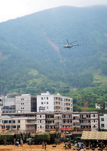 9月24日,軍用直升機飛抵重災(zāi)區(qū)馬貴鎮(zhèn)。當(dāng)日下午,軍用直升機飛抵廣東省高州市馬貴鎮(zhèn),投放方便面、純凈水、餅干等物資,緩解災(zāi)區(qū)供糧困難。9月21日以來,受臺風(fēng)“凡亞比”影響,特大暴雨造成廣東西部地區(qū)茂名、陽春等地出現(xiàn)嚴(yán)重洪澇災(zāi)害,其中高州市馬貴鎮(zhèn)出現(xiàn)大量滑坡、泥石流等次生地質(zhì)災(zāi)害,13個村委會交通、通訊、水、電完全斷絕,糧食供應(yīng)出現(xiàn)困難。新華社記者 梁旭 攝