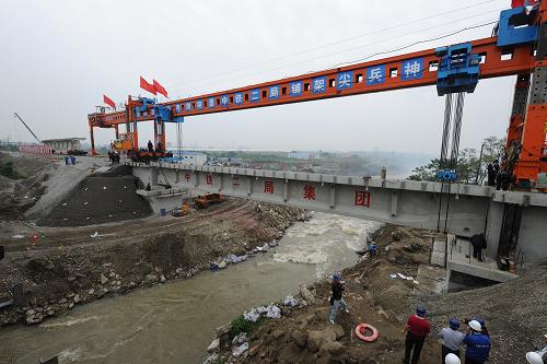 9月27日,在寶成鐵路石亭江大橋工地,建設(shè)者們使用架橋機(jī)將首片橋梁架設(shè)到位。當(dāng)日,寶成鐵路石亭江大橋水害重建工程開始架梁施工,預(yù)計(jì)9月30日完成全部架梁工作。8月19日,寶成鐵路石亭江大橋下行線因受到洪水沖擊,部分橋墩垮塌。事故發(fā)生后,寶成鐵路石亭江大橋的搶險(xiǎn)重建工作立即展開。據(jù)了解,石亭江大橋重建工程計(jì)劃于10月下旬竣工。新華社發(fā)(張長明 攝)