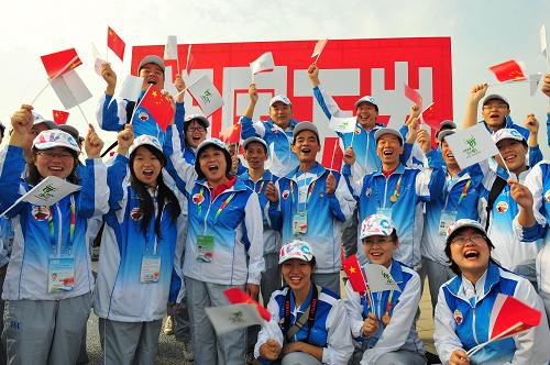 10月1日,世博會城市服務(wù)站點志愿者代表在活動現(xiàn)場歡呼。當(dāng)日,“青春世博,祝福祖國”——上海青少年慶祝新中國成立61周年升旗儀式在上海世博園區(qū)浦西片區(qū)船臺廣場舉行。來自上海市各界優(yōu)秀青少年代表、少先隊員代表以及服務(wù)世博一線的職業(yè)青年代表、世博園區(qū)、城市服務(wù)站點志愿者代表等500余人參加了升旗儀式。新華社記者 楊光 攝