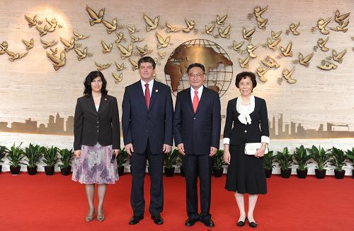 10月1日,中共中央政治局常委、全國人大常委會(huì)委員長吳邦國和夫人章瑞珍在上海世博中心東門大廳迎候前來出席上海世博會(huì)中國國家館日儀式的貴賓。這是吳邦國夫婦與阿爾巴尼亞總統(tǒng)巴米爾·托皮夫婦合影。新華社記者 李濤攝