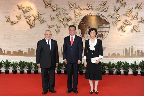 這是吳邦國夫婦與摩洛哥眾議長阿卜杜勒瓦赫德·拉迪合影。新華社記者 李濤攝