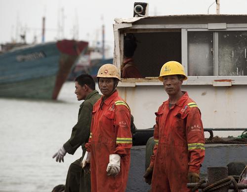 10月1日,福建海上打撈人員從平潭縣澳前鎮(zhèn)碼頭乘船出海,打撈沉船。新華社記者姜克紅攝