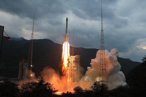 10月1日18時(shí)59分57秒,搭載著嫦娥二號(hào)衛(wèi)星的長(zhǎng)征三號(hào)丙運(yùn)載火箭在西昌衛(wèi)星發(fā)射中心點(diǎn)火發(fā)射。新華社記者李剛攝