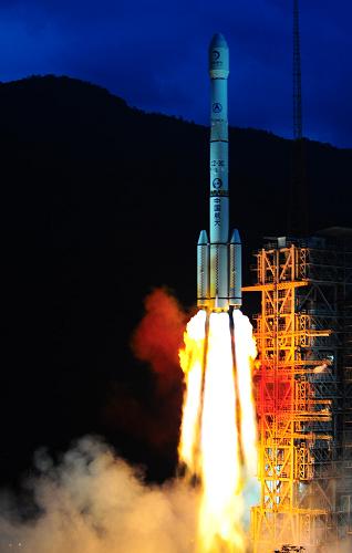 10月1日18時(shí)59分57秒,搭載著嫦娥二號(hào)衛(wèi)星的長(zhǎng)征三號(hào)丙運(yùn)載火箭在西昌衛(wèi)星發(fā)射中心點(diǎn)火發(fā)射。新華社記者李剛攝