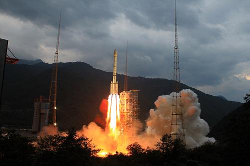10月1日18時(shí)59分57秒,搭載著嫦娥二號(hào)衛(wèi)星的長(zhǎng)征三號(hào)丙運(yùn)載火箭在西昌衛(wèi)星發(fā)射中心點(diǎn)火發(fā)射。 新華社記者李剛攝