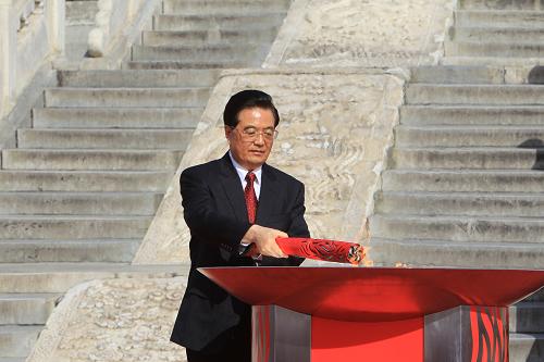10月12日,中共中央總書記、國家主席胡錦濤在北京天壇出席第16屆亞洲運動會火炬點燃暨火炬?zhèn)鬟f活動啟動儀式。這是胡錦濤親手點燃亞運會火炬。新華社記者 樊如鈞 攝
