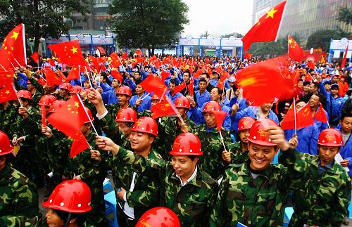 這是11月7日拍攝的“重慶農(nóng)民工日”活動(dòng)現(xiàn)場(chǎng)。當(dāng)日,第四個(gè)“重慶農(nóng)民工日”集中服務(wù)活動(dòng)在重慶江北區(qū)觀音橋廣場(chǎng)舉行?,F(xiàn)場(chǎng)舉辦了農(nóng)民工專場(chǎng)招聘、公租房政策和戶籍制度改革政策宣傳咨詢等活動(dòng)。新華社記者 陳誠(chéng) 攝
